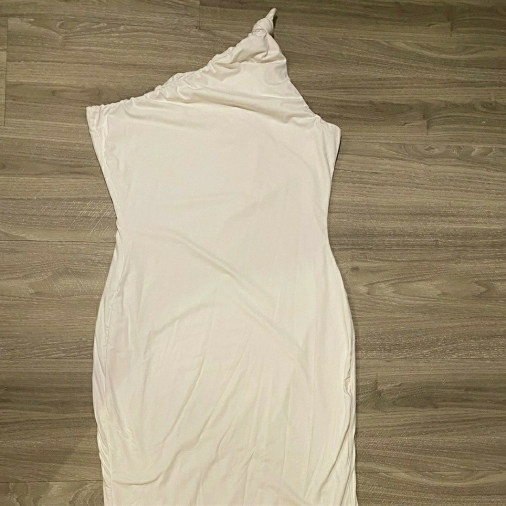 Rosetta Knotted One-shoulder Bodycon Midi Dress - Picture 3 of 9